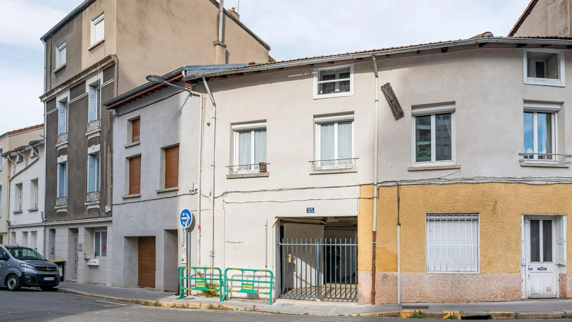 Apartment Beige Hospitalite - Salome - Golden Suite Saint-Etienne
