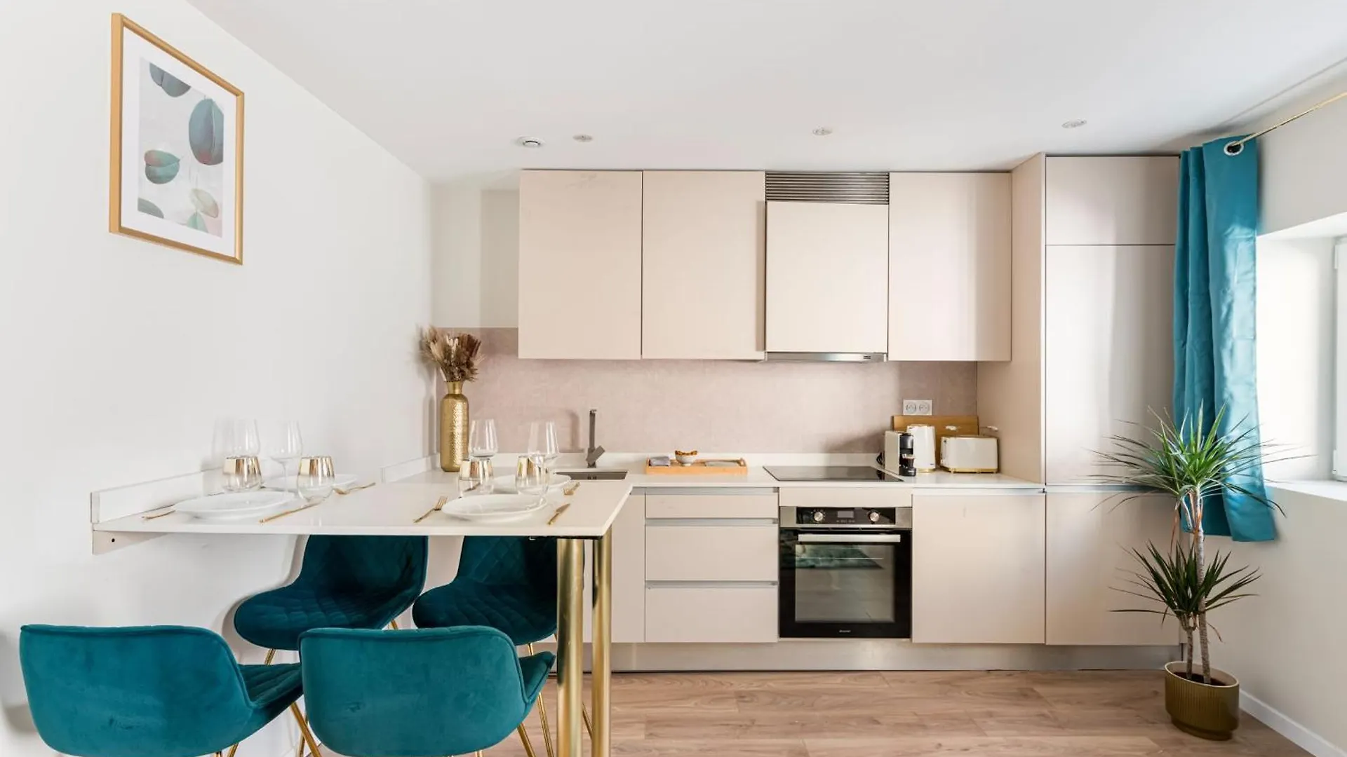 Beige Hospitalite - Salome - Golden Suite Saint-Etienne  0*, Saint-Etienne (Loire)