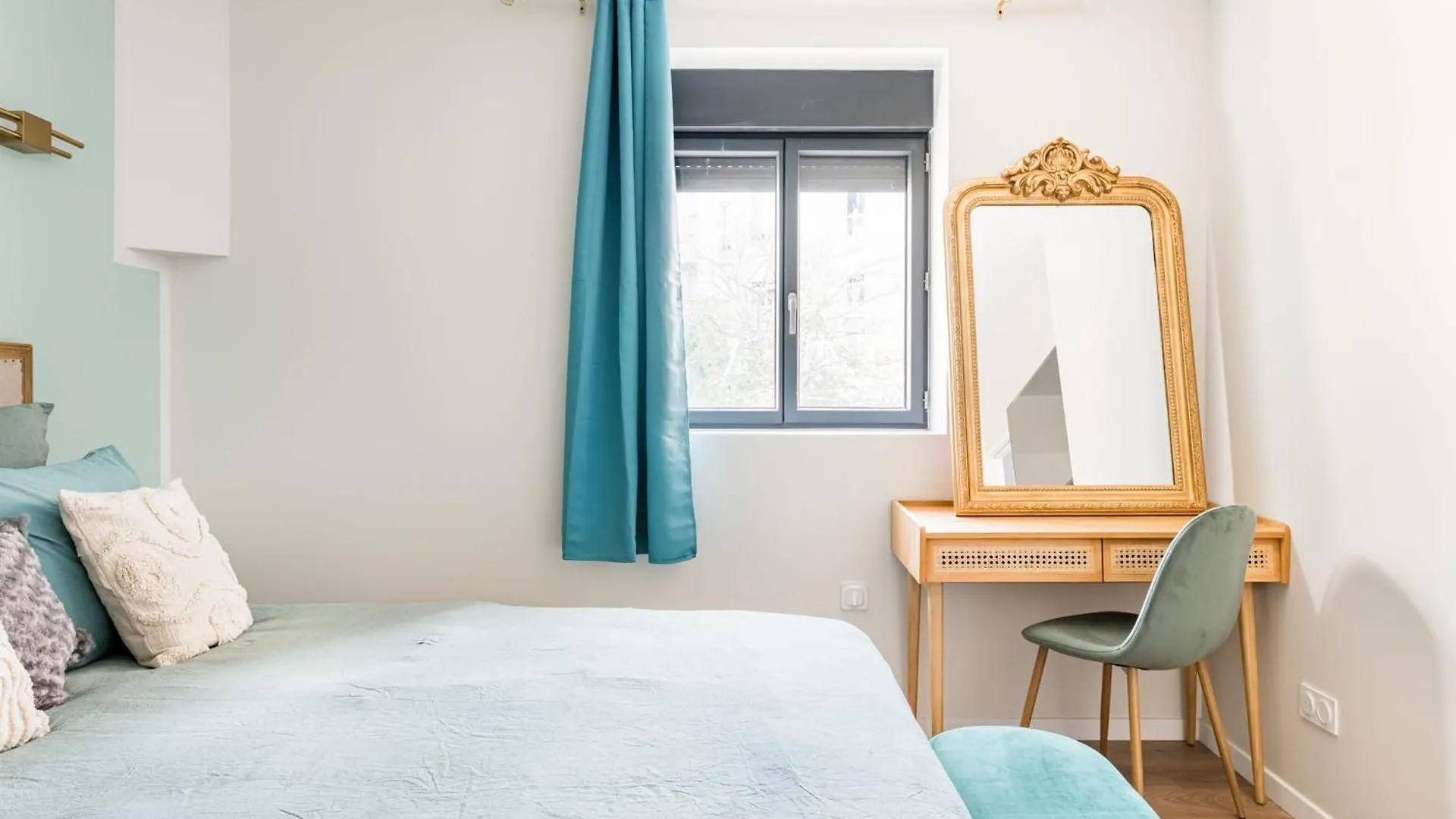 Beige Hospitalite - Salome - Golden Suite Saint-Etienne  France